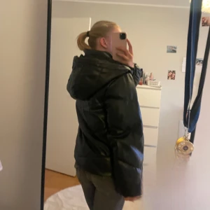 Dunjacka pull&bear - Dunjacka i läderimitation från pull&bear o storlek xs men passar även s. Jättebra skick och pris kan såklart diskuteras 