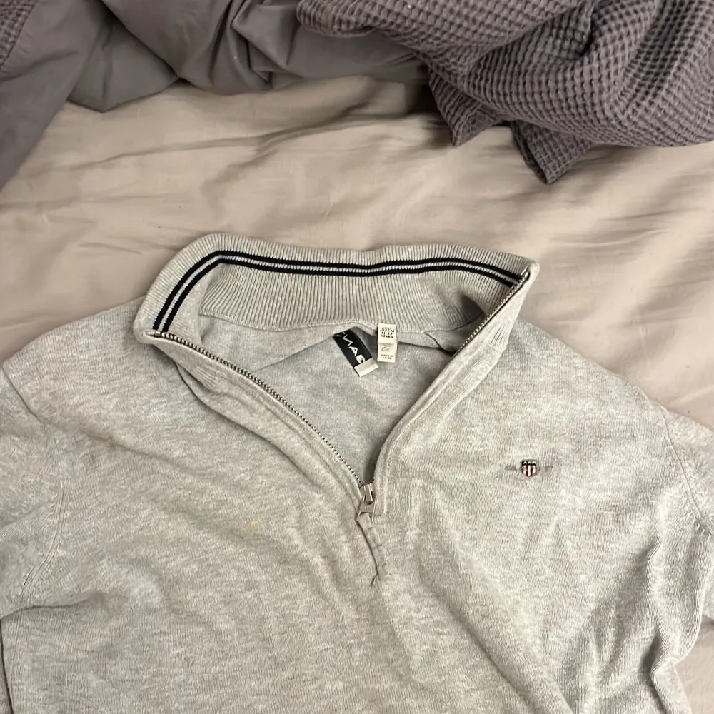 Gant halfzip som inte passar mig längre, den är i bra skick med ett fint material fast har ett litet håll på vänster armen som änkelt går att sy ihop. Skjortor.