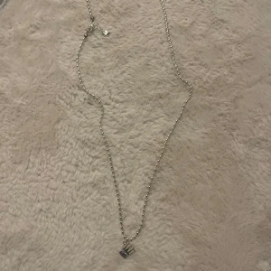 Halsband  - Halsband med en liten krona och ett litet hjärta. Kan gå ner i pris