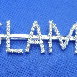 Hårspänne - Glam - Hårspänne med text, silverfärgad metall och kristaller. Fler sorter finns, se mina andra annonser.