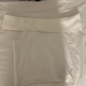 off shoulder t shirt - En jätte fin off shoulder T shirt från gina tricot. Har varit använd en gång💞💞💞