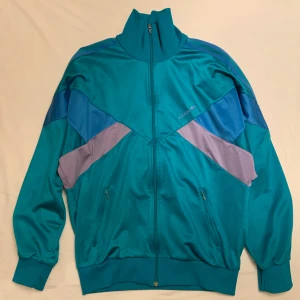 Vintage jacka!💋 - Cool 80-tals Adidasjacka!! Ser nästan ut som ny, inga märkbara defekter överhuvudtaget - noppfri, inga fläckar eller lösa trådar osv. Skön, inte särskilt tjock då den är i nylon💋
