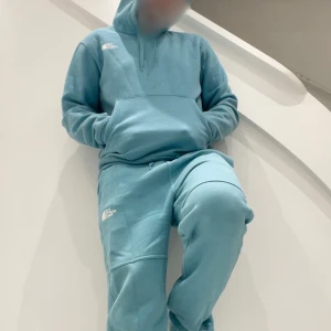 The North Face Tracksuit - Den är i väldigt bra skick 10/10. Har inte använt så mycket.