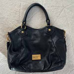 Marc jacobs väska - Sååå fin marc jacobs väska!! Den är rymlig och är i bra skick. Finns små små repor på metallen men inget man märker.  ⭐️ Kan diskutera priset 