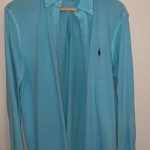 Ralph lauren mesh skjorta - Skick: som ny Storlek: M Säljer då jag tyvärr aldrig använder mer. Skjortan är av ett super mjukt material då de känns mer som en tröja.