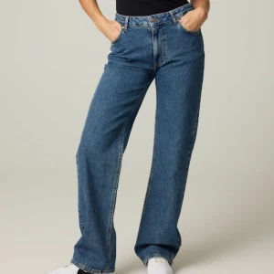Jeans - Från bikbok. Modellen mid wide. Nypris 699kr 🥰