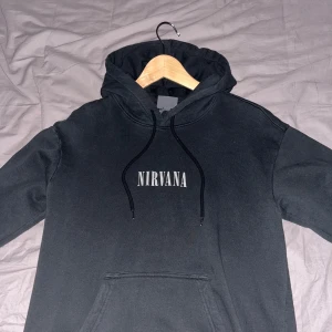 H&M hoodie Nirvana - Hej jag säljer min Nirvana hoodie från hm då jag tycker att det inte passar min stil som jag har. Den är oanvänd har max använt den 1 gång för att se hur det sitter vilket gör att jag lägger upp den för 350kr men pris går att diskutera vid snabbaffär