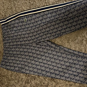 Lacoste mjukis byxor knappt använda  - Lacoste mjukisbyxor knappt använda, ny pris 2200 