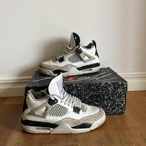 Jordan 4 - Tja, idag säljer jag mina fina jordan 4 i storlek 40. Färgen är military black. Jag köpte dessa från en reseller här på plick.