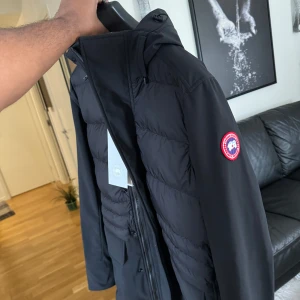 Canada goose jacka  - Säljer en helt ny jacka som är i Storlek M. Den här jackan e slutsåld överallt de går ej köpa den längre. Köptes för 9700kr