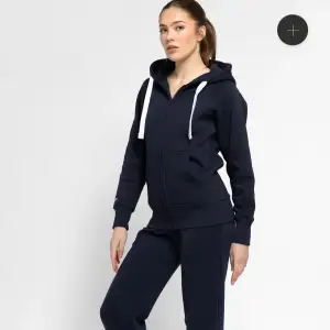 Säljer min russemerch zip up hoodie! Fint skick på den, som ny. Kontakta mig för flera bilder på tröjan! 400kr+ frakt