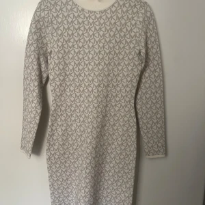 Michael Kors - Michael Kors klänning storlek XS. Använd en gång. 700 kr  Michael Kors skor storlek 37. Använda en gång. 300 kr.