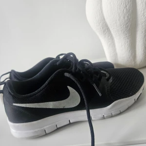 Nike sneakers - Nike sneakers i storlek 37. Använda men i fint skick  bara använt dem inomhus!