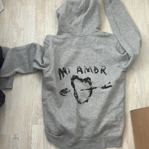 Mi Amor hoodie - Jag säljer nu min mi amor hoodie som är äkta. Den är knappt använd och därav säljer jag den. Nypris 1200kr💘