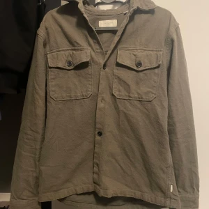 Jack & Jones Overshirt  - Fet Overshirt i storlek S i olivgrön som passar perfekt nu till hösten. Hör av dig vid frågor