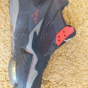 Nike Air Zoom  - Nike Air Zoom , svart/röd stl 42. Saknar skosnören. Fint skick. 