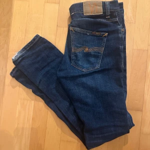 Nudie Jeans Grim Tim Indigo Myth - Skick 9.5/10 inga defekter och byxorna är i mycket gott skick. 