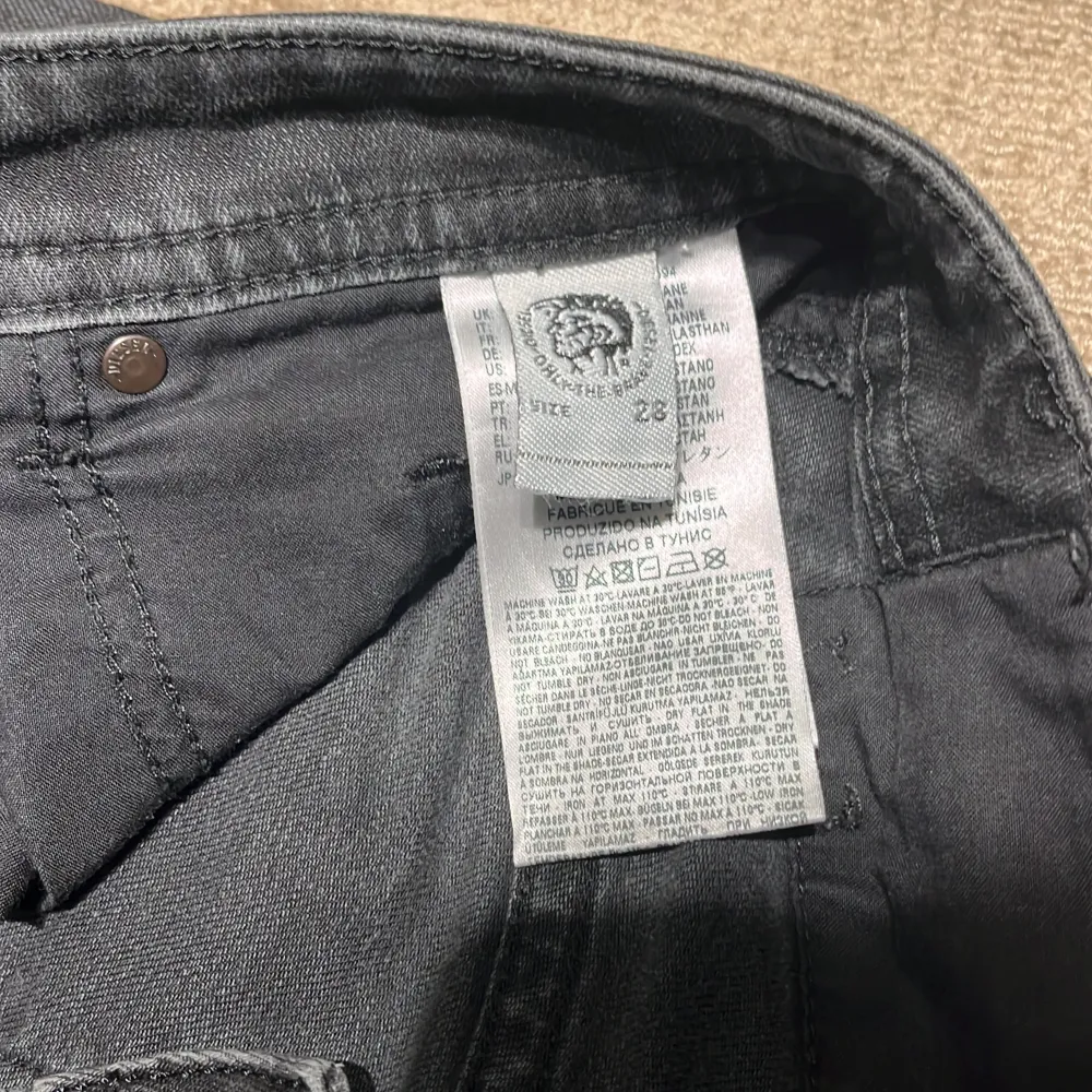 28W32L slim/skinny fit  Skit snygga disel jeans på bild 5 visas mobil märke. Andvänt flitigt.. Jeans & Byxor.