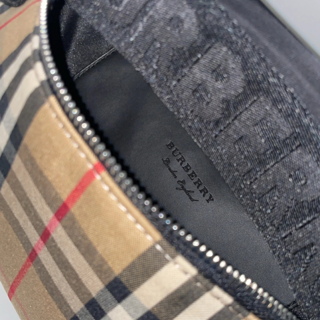 Rutig midjeväska från Burberry - 92