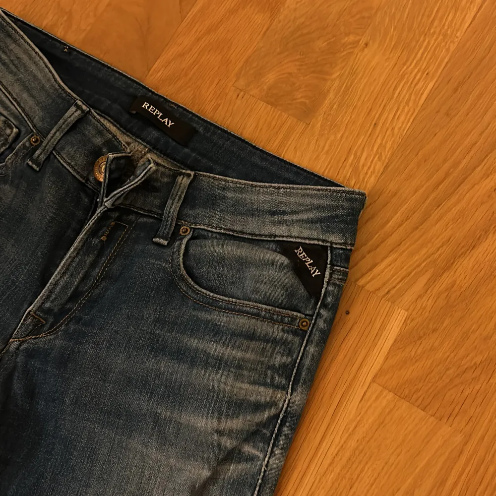 Tja! Säljer nu dessa as feta Replay jeans i storlek 27/32 för endast 250!🌟Jeansen är i perfekt skick och har bara använts några gånger! Skriv vid frågor eller funderingar🤩. Jeans & Byxor.