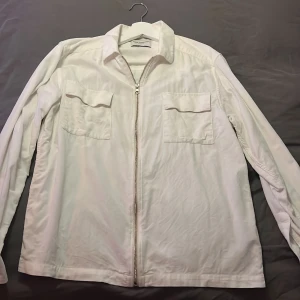 Overshirt these glory days - Tja! Säljer en knappt använd Overshirt då den ej passar! Den e vit och storlek L Pris endast 469kr!!