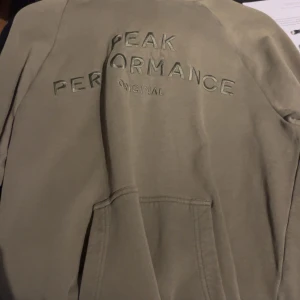 Peak Performance  - Peak Peformance Hoodie olivgrön som är typ helt ny 