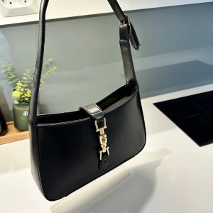 Svart väska - Så fin liten svart väska i läderimitation som aldrig är använd!🩷