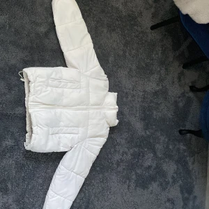 Puffar jacka från Ginatricot - Har använts ett par gånger, den kommer i bra skick och är jätte fin.
