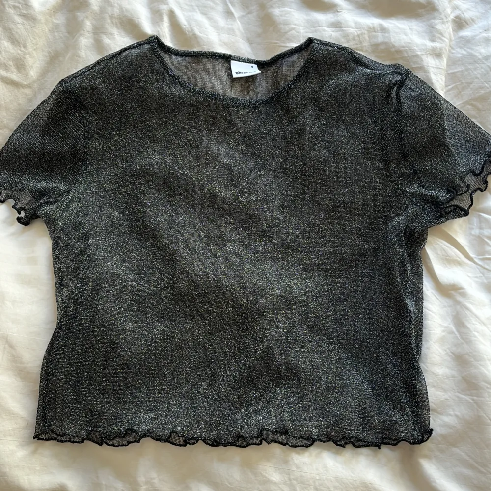 Super din fest topp som både är svart och glittrig passar till allt. Den är stretchiga som om man är i en större storlek sitter den fortfarande fint på! . Puserot.