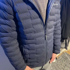 peak performance - Mörk blå peak performance vinter/höst jacka ny pris (2900kr) Pris kan diskuteras 