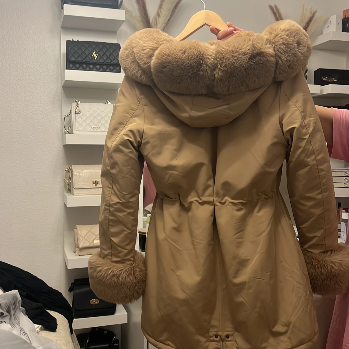 Beige parkajacka med fuskpäls - 90