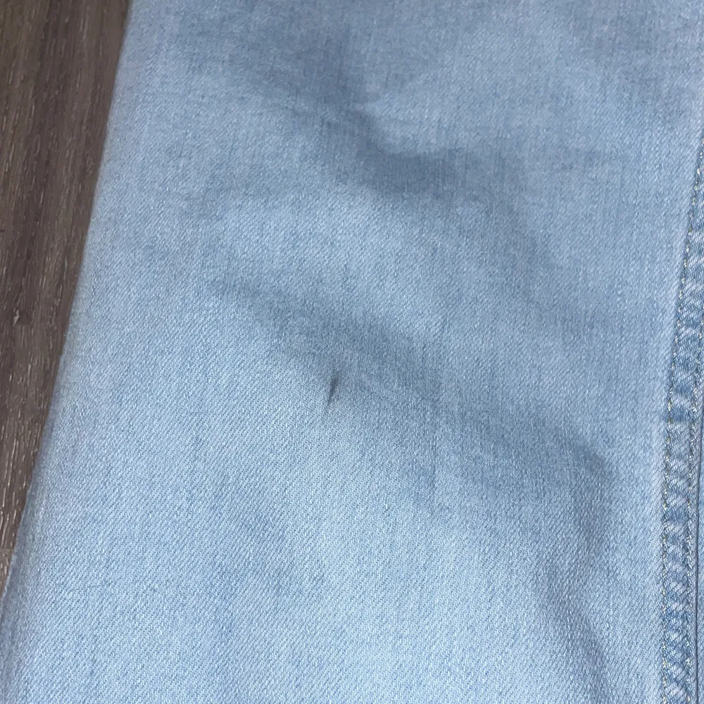 Jätte fina jeans men får ingen användning för, inte min färg. Jag har använt dem, de har en svart prick på knät och lite gult å trasigt vid härlarna. Exakt samma model som på de jag hade på mig i slutet. Man kan justera midjan. Köpte i ett pack 400kr. Jeans & Byxor.