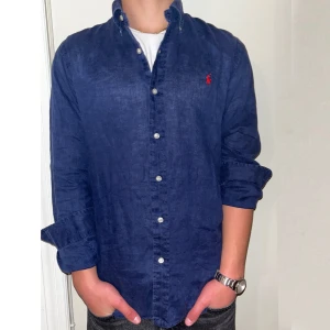 Ralph lauren skjorta  - Riktigt stilig skjorta från Ralph lauren skicket är väldigt bra 10/10 har nästan aldrig använts!! Skjortan är i strl S, och modellen är 173 cm.  Skriv för fler bilder eller funderingar🙌🙌