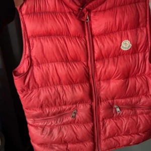 Moncler gui väst röd - Size 5 storlek large