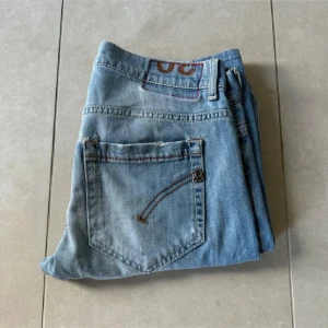 Dondup jeans  - Riktigt feta dondup jeans i storlek 28/30. Sitter perfekt slim som man vill ha dem som passar både häng och inte häng. Skulle säga att mellan 171-179 är bästa längden. Skick: 9/10! Hör av er om frågor. Nypris 2999 från careofcarl! Jag säljer för 999!