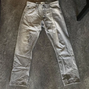 Gråa Jeans - Jack&Jones Jeans || använda någon enstaka gång || skick 9,9/10 || hör av dig frågor eller funderingar || mvh ||