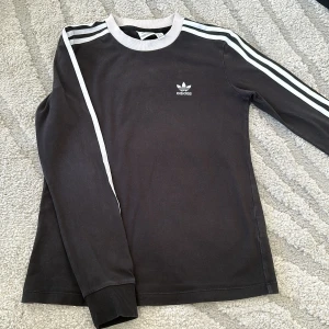 Adidas tröja  - Jättefin adidaströja som är i nyskick