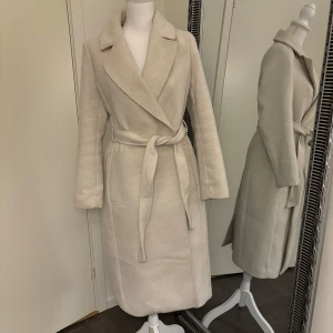 Beige kappa hm  - Tjockare material, väldigt läcker och snygg
