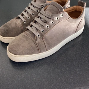 Christian Louboutin  - Tjena vill se om nån är intresserad av mina loubs, vid frågor hör av er.👍