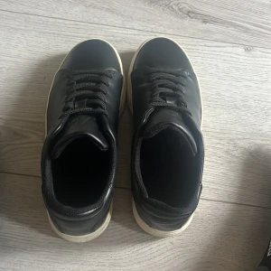 Skor - Hej Det här  är ett par slected skor från jeansbolaget. Bra skick fräscha billiga skor. Inga speciella skador bara lite i sulan men inget stort. 