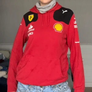 Snygg ferrari hoodie!❣️ - Säljer denna ferrari hoodie, köpt från F1’s hemsida. Storlek M