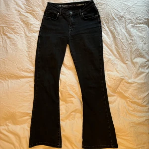 Lågmidjade svarta boot cut jeans  - Nu säljer jag mina lågmidjade boot cut jeans. Dom är i fint skick🤍