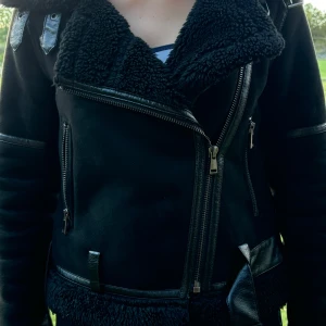 Säljer nu min fodrade bikerjacka - En svart bikerjacka. Använd men i fint skick. Köpte den för 800kr