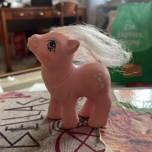My Little Pony Gen1 - Är inte expert men jag tror att detta är en gen 1 ”blond”? Den enda deffekten är att den saknar svans.