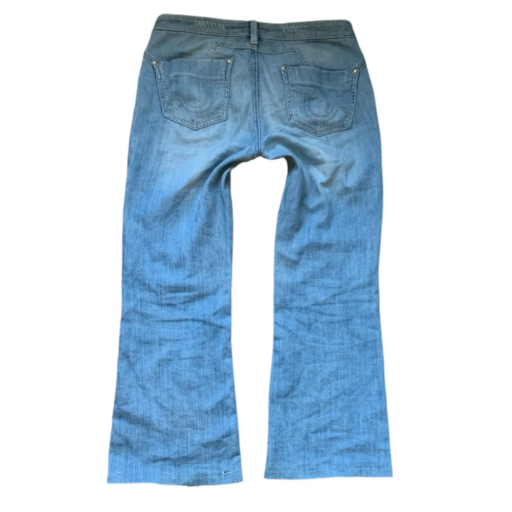 Säljer ett par snygga blå bootcut jeans. Perfekta för en avslappnad stil och passar till det mesta. De är i bra skick. Innerbenslängd: 68 cm/ Midjemått: 79 cm.. Jeans & Byxor.