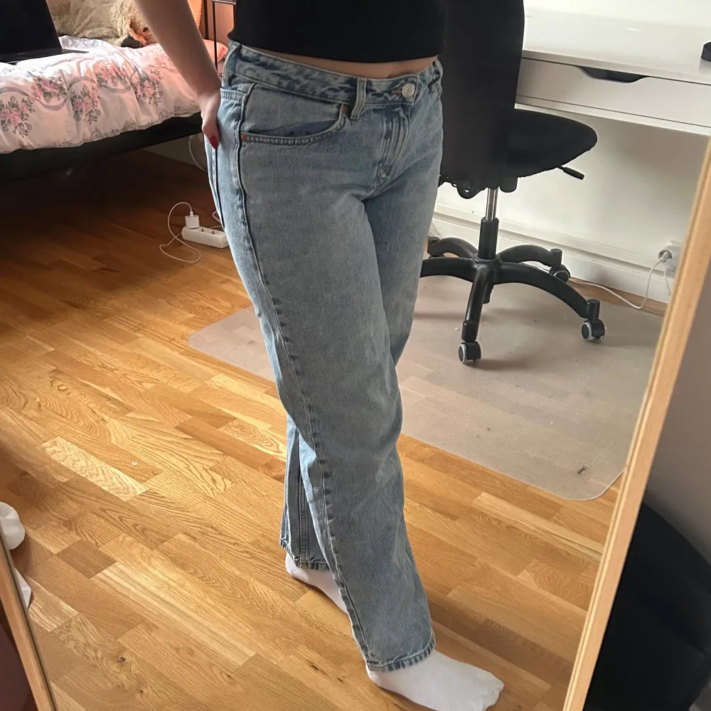 Supersköna midwaist jeans i ljusblå färg.  Använda en del men i perfekt skick!. Jeans & Byxor.