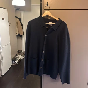 John Henric overshirt. - John Henric overshirt som jag knappt använt. Köptes för drygt 1500 i februari men har inte använt den mycket överhuvudtaget. Den är i extremt bra skick. Storlek XL men passar L bättre. Mitt pris är 499. Hör av er om ni har några frågor!😊👌