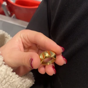 Edbald ring - säljer en guldring från edbald. Den är i bra skick, köpt för bara någon månad sen.Orginal pris är 400kr.Stolek M,17.50