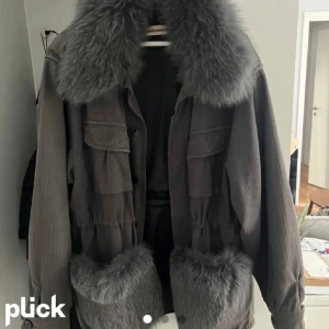 Custommade jacka  - Väldigt fin jacka, jag har i svart (lånad bild) fråga om egna bilder först till kvarn för 3900kr❤️ pris går att diskutera❤️