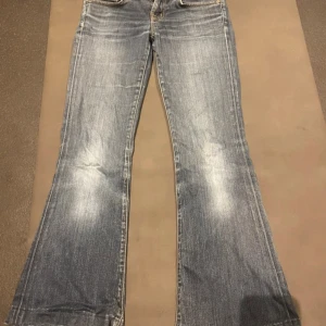 J brand jeans - Super snygga lågmidjade byxor som är utsvängda. De köptes för 1200kr. 